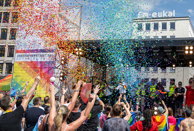Konfettiregen am CSD Finale am Kornmarkt