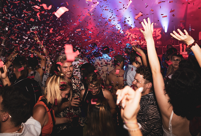 Tanzende Menschen im Club